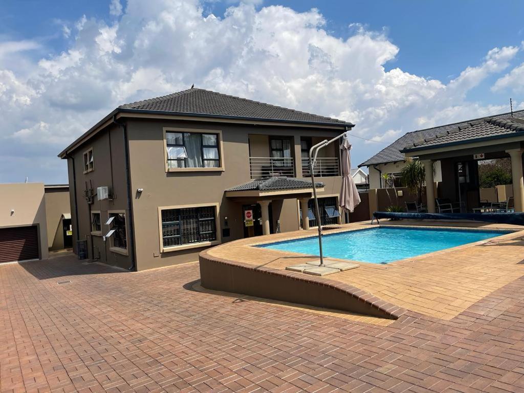 Thokomala Guest House Germiston Exteriör bild